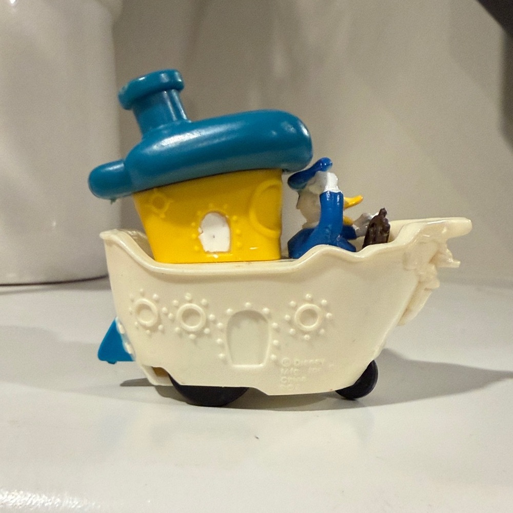 Vintage 1993 Disney Toontown Burger King Happy Meal Toy Donald Duck Wind-up Boat - Picture 4 of 4